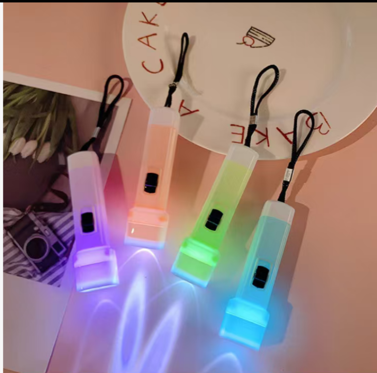 新しいシンプルな懐中電灯、ストラップ付き、幼稚園児の創造的なおもちゃの活動、実用的な小さなギフトギフト